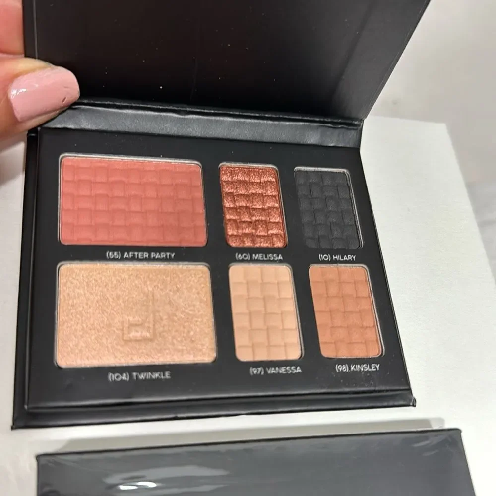 Doucce Pallete On The Go 6 Eyeshadows, Blush and Highlighter Set Travel Bronze
